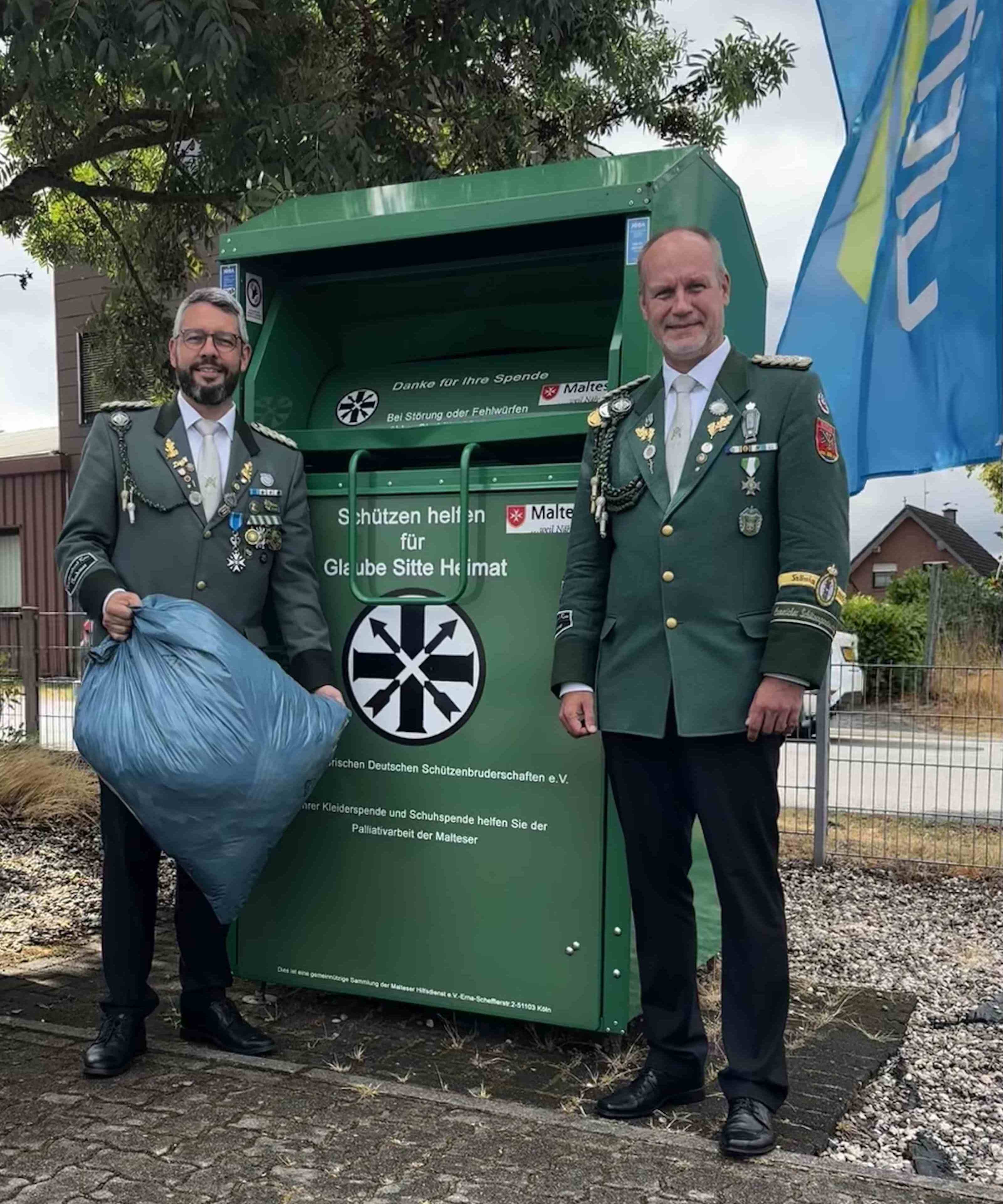 Altkleindercontainer in Elten